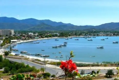 Bahía de Juan Griego, Alquiler Vacacional en Venezuela - Playa paradisíaca con botes turismo isla Margarita
