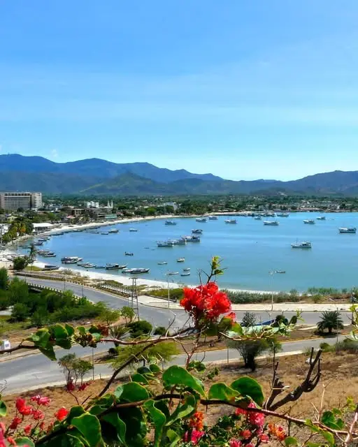 Bahía de Juan Griego, Alquiler Vacacional en Venezuela - Playa paradisíaca con botes turismo isla Margarita