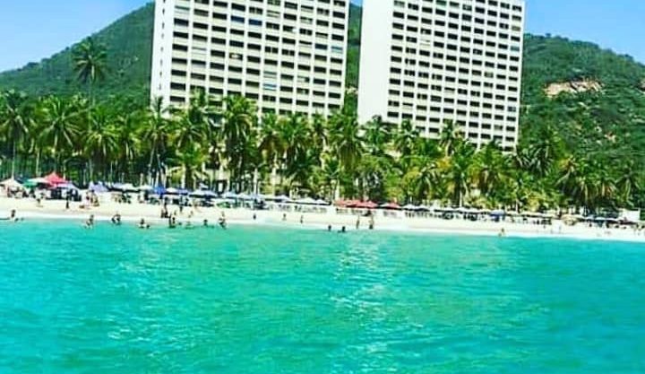 Edificio Circulo Rojo Apartamento, Alquiler Vacacional en Venezuela - Complejo residencial playa palmeras