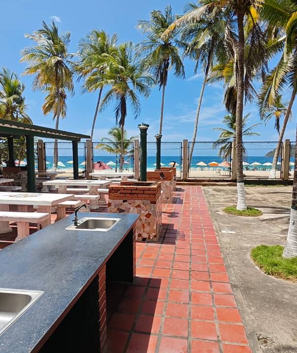 Zona de Parrilleras y salida a la Playa