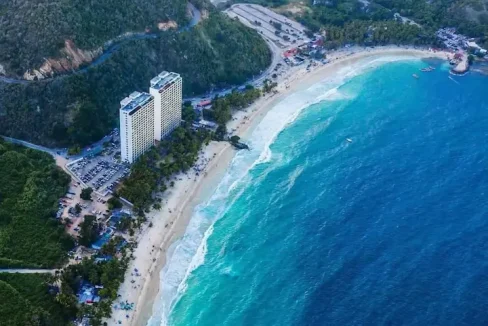 Bahía de Cata, Alquiler Vacacional en Venezuela - Playa turistica con resort de lujo y montañas