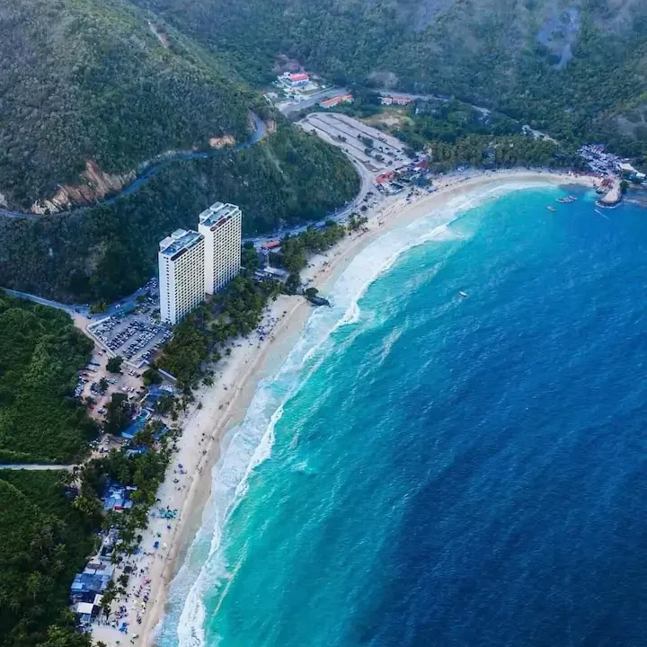 Bahía de Cata, Alquiler Vacacional en Venezuela - Playa turistica con resort de lujo y montañas
