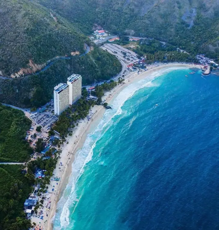 Bahía de Cata, Alquiler Vacacional en Venezuela - Playa turistica con resort de lujo y montañas