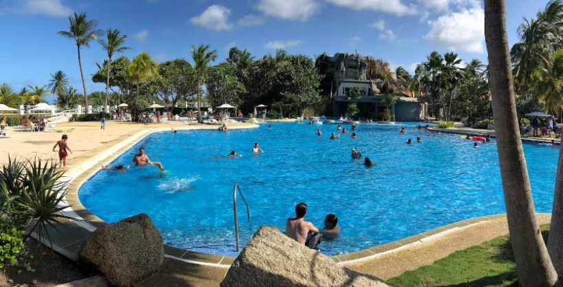 Piscina con turistas Caribbean Suites, Alquiler Vacacional en Venezuela - Posada resort complejo agua