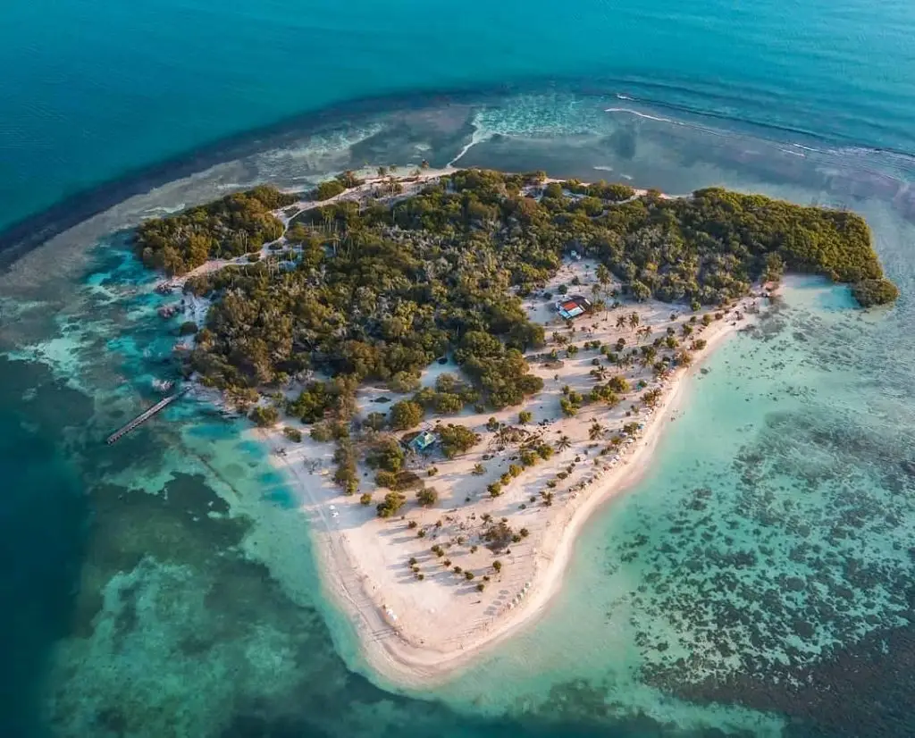 Isla Cayo Muerto Morrocoy, Alquiler Vacacional en Venezuela - Playa paradisíaca con vegetación tropical y arena blanca