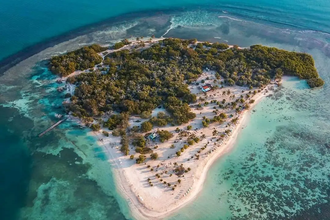Isla Cayo Muerto Morrocoy, Alquiler Vacacional en Venezuela - Playa paradisíaca con vegetación tropical y arena blanca