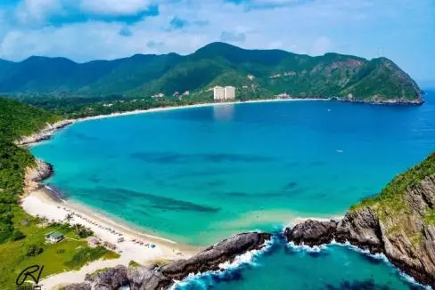 Playa Catica vista aérea Bahia Cata, Alquiler Vacacional en Venezuela - Ensenada paradisiaca con rocas
