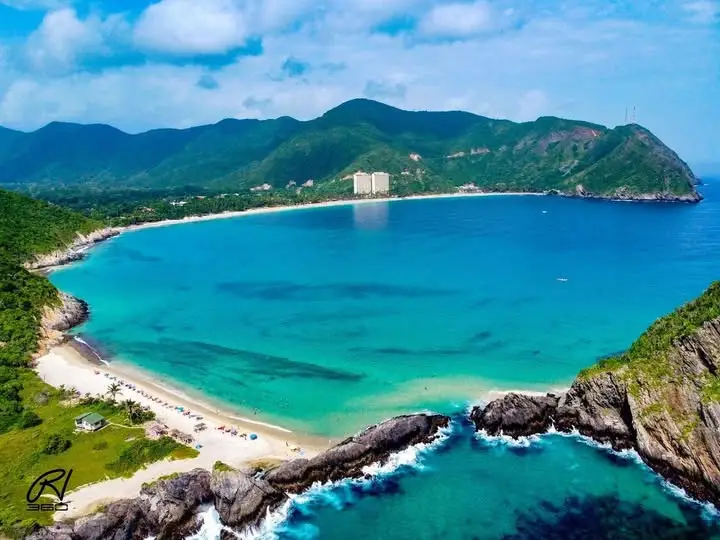 Playa Catica vista aérea Bahia Cata, Alquiler Vacacional en Venezuela - Ensenada paradisiaca con rocas